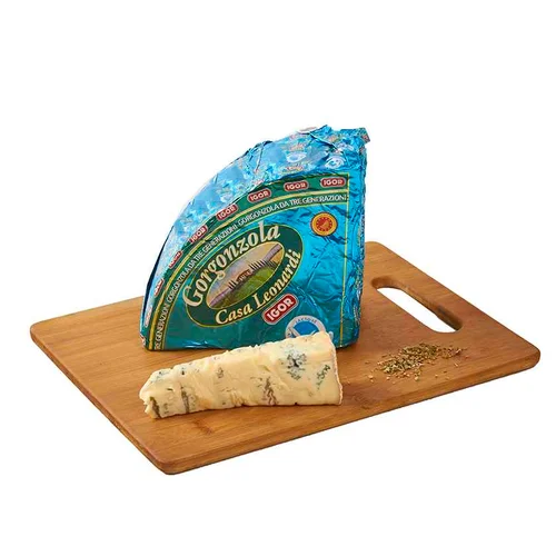 Queso azul alemán al corte en cuña