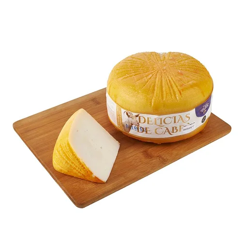 Queso maasdam al corte en cuña